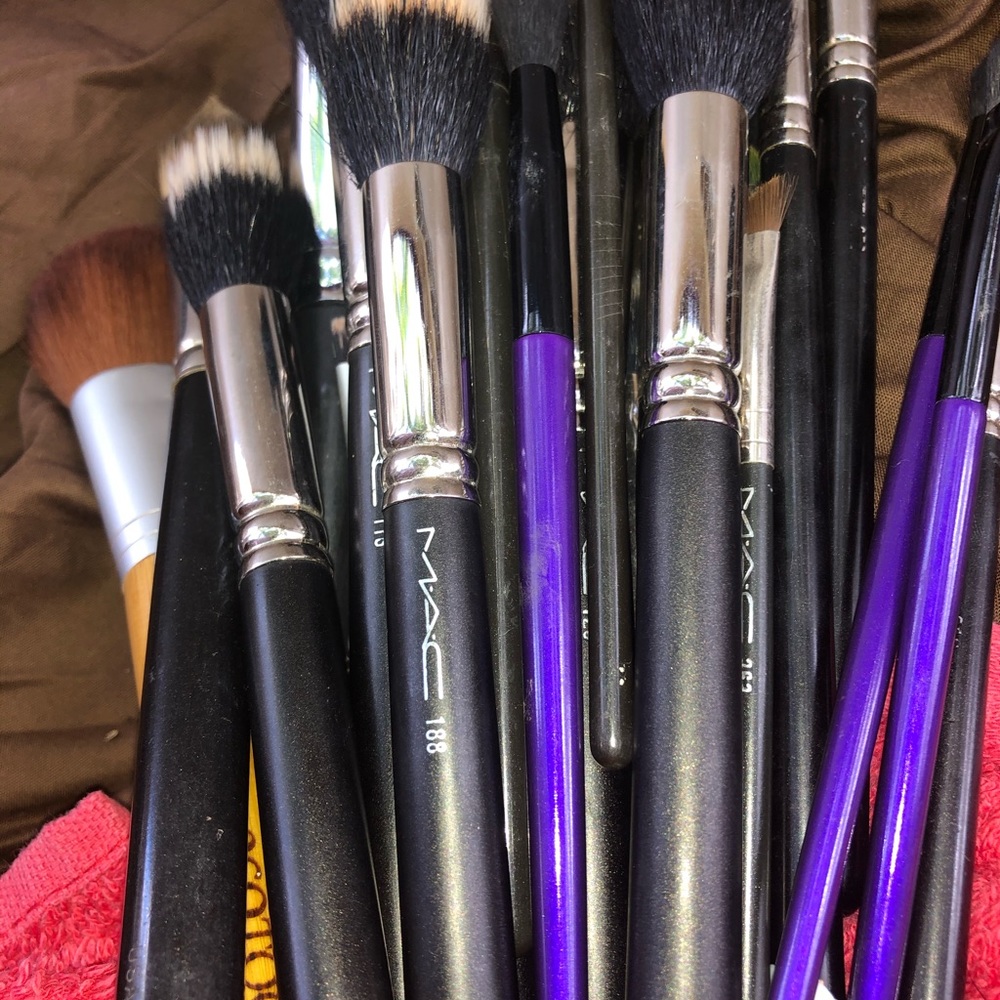 Everything must go $14 each auth mac brushes - Picture 6 of 10